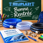 HELIPLAST vous souhaite une bonne rentrée : tuyaux PVC et caoutchouc, raccords et catalogue devant un tableau d'école