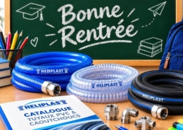 HELIPLAST vous souhaite une bonne rentrée : tuyaux PVC et caoutchouc, raccords et catalogue devant un tableau d'école